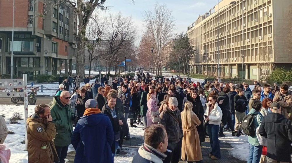 Skup podrške Jeleni Kleut ispred Rektorata u Novom Sadu: Prošireni Senat odlučuje da li će biti izabrana u redovnu profesorku 10