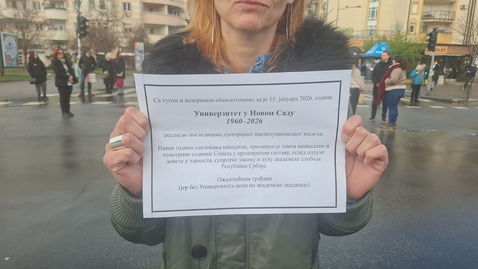 Protest ispred Rektorata u Novom Sadu zbog otkaza profesorici Kleut: Okupljeni zgradu izlepili umrlicama 2