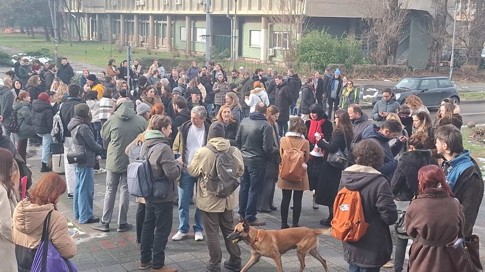 Protest ispred Rektorata u Novom Sadu zbog otkaza profesorici Kleut: Okupljeni zgradu izlepili umrlicama 1