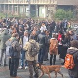 Protest ispred Rektorata u Novom Sadu zbog otkaza profesorici Kleut: Okupljeni zgradu izlepili umrlicama 8