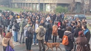 Protest ispred Rektorata u Novom Sadu zbog otkaza profesorici Kleut: Okupljeni zgradu izlepili umrlicama 18