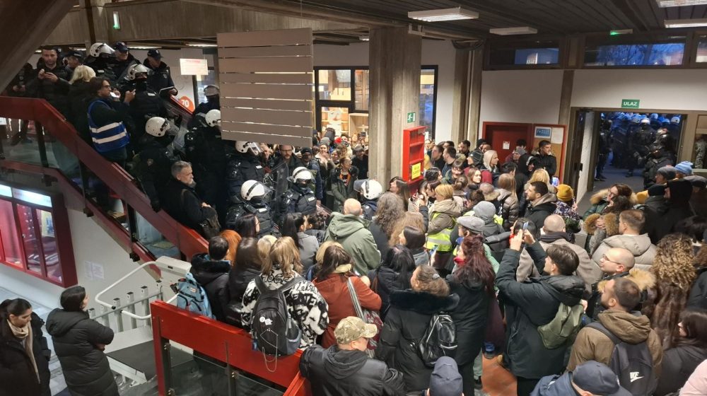 "Policija nas napala uprkos pres legitimaciji": Student koji je izbačen sa Filozofskog fakulteta za Danas o upadu policije 9