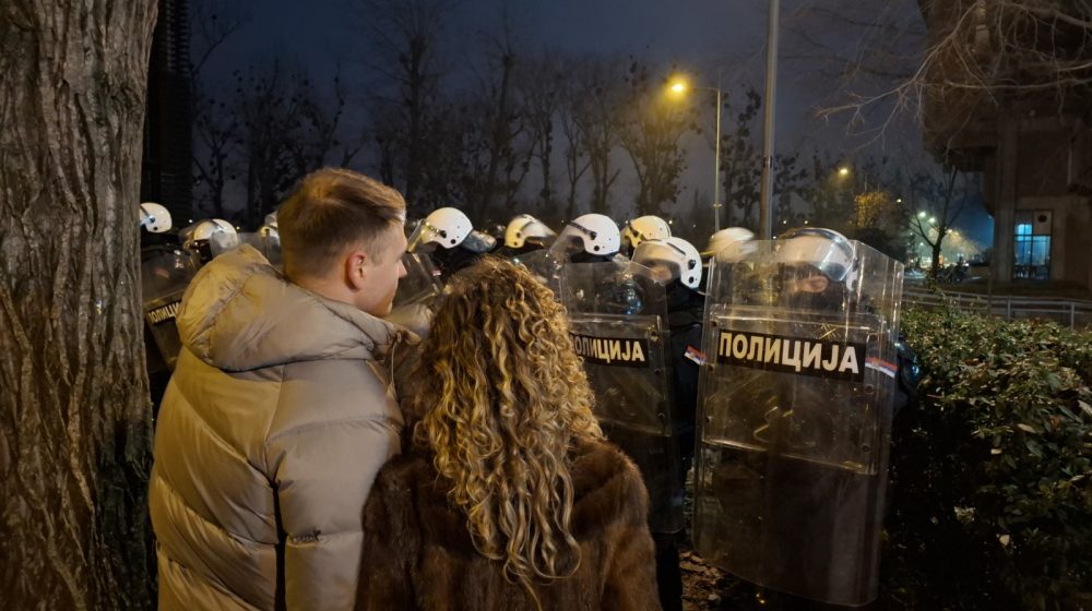Policija dežurala čitavu noć ispred Filozofskog fakulteta u Novom Sadu, deo profesora bojkotuje nastavu (VIDEO) 8