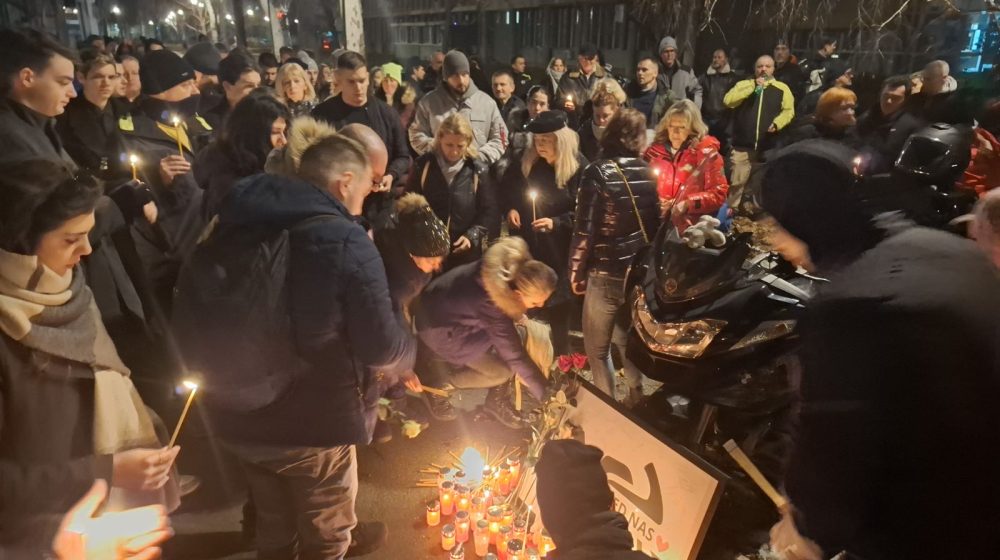 Građani u novosadskom kampusu zapalili sveće u znak sećanja na bajkera Kostu Dubljevića (FOTO, VIDEO) 10