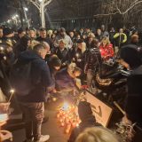 Građani u novosadskom kampusu zapalili sveće u znak sećanja na bajkera Kostu Dubljevića (FOTO, VIDEO) 7