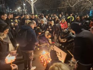 Građani u novosadskom kampusu zapalili sveće u znak sećanja na bajkera Kostu Dubljevića (FOTO, VIDEO) 17