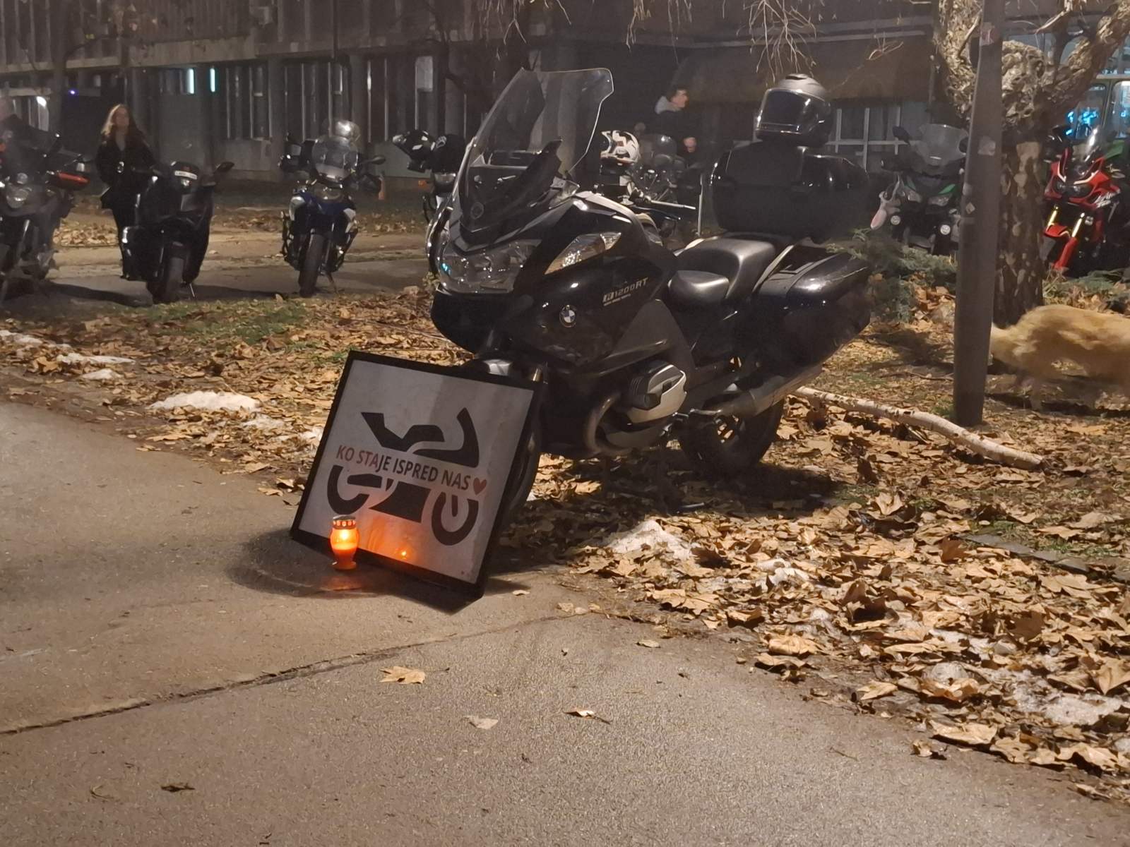 Građani u novosadskom kampusu zapalili sveće u znak sećanja na bajkera Kostu Dubljevića (FOTO, VIDEO) 2 Građani u novosadskom kampusu zapalili sveće u znak sećanja na bajkera Kostu Dubljevića (FOTO, VIDEO) 2