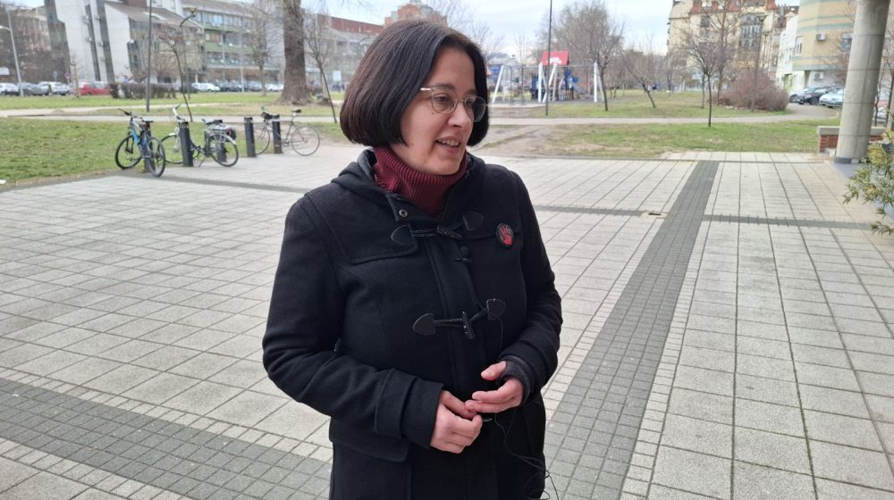 Tatjana Đurin profesorka Filozofskog fakulteta povređena prilikom intervencije policije: "Podnela sam prijavu, udarali su nas štitovima i pesnicama" (VIDEO) 1