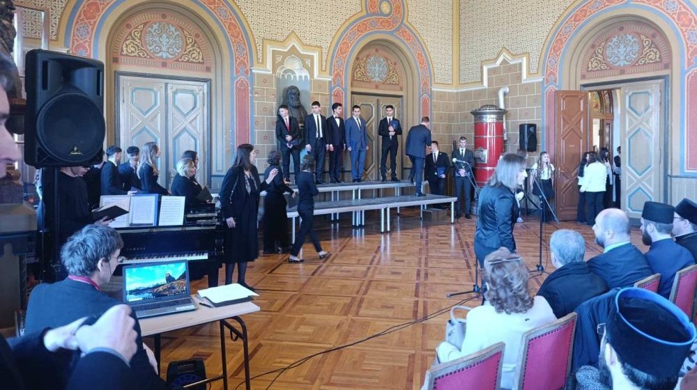 Hor Karlovačke gimnazije napustio svetosavsku priredbu kada se pojavio predsednik opštine Dražen Đurić: "Niste dobrodošli u ovu školu" (VIDEO) 10