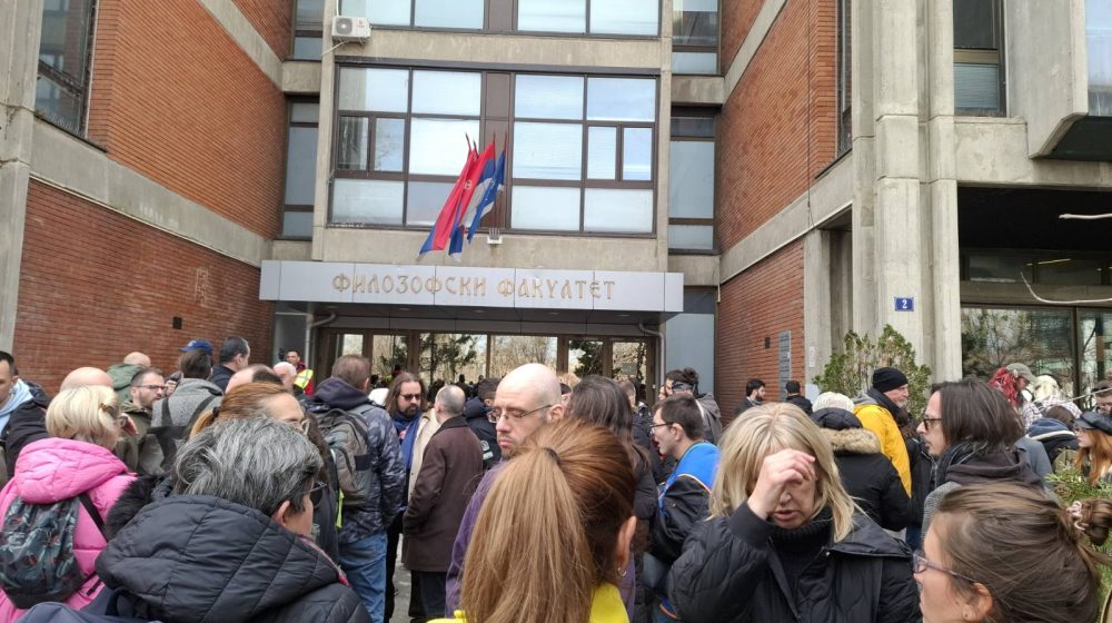 Protest ispred Filozofskog fakulteta u Novom Sadu: "Režim planira da privatizuje državne univerzitete" 9