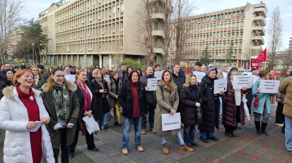 Protest ispred Rektorata u Novom Sadu: "Senat se pretvorio u partijski odbor, nadamo se da ih je barem malo sramota" 12