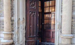 Predstavnici vlasti i opozicije osudili paljenje vrata na katedrali u Novom Sadu 1