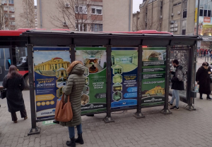 Od biblijskih sadržaja do kamagra nadražaja, strani jezici i domaća kuhinja: Šta se sve „nudi” na autobuskim stajalištima (FOTO) 4