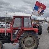 Da je ovo normalna zemlja, mi ne bismo ni bili ovde: Reporter Danasa sa poljoprivrednicima na blokadama u Šumadiji (FOTO) 1