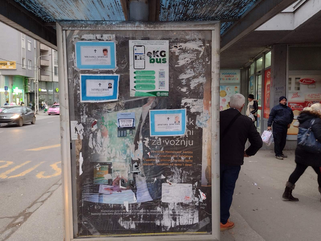 Od biblijskih sadržaja do kamagra nadražaja, strani jezici i domaća kuhinja: Šta se sve „nudi” na autobuskim stajalištima (FOTO) 2