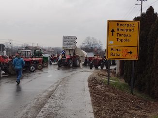 Da je ovo normalna zemlja, mi ne bismo ni bili ovde: Reporter Danasa sa poljoprivrednicima na blokadama u Šumadiji (FOTO) 5