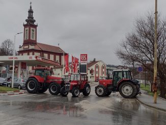 Da je ovo normalna zemlja, mi ne bismo ni bili ovde: Reporter Danasa sa poljoprivrednicima na blokadama u Šumadiji (FOTO) 8