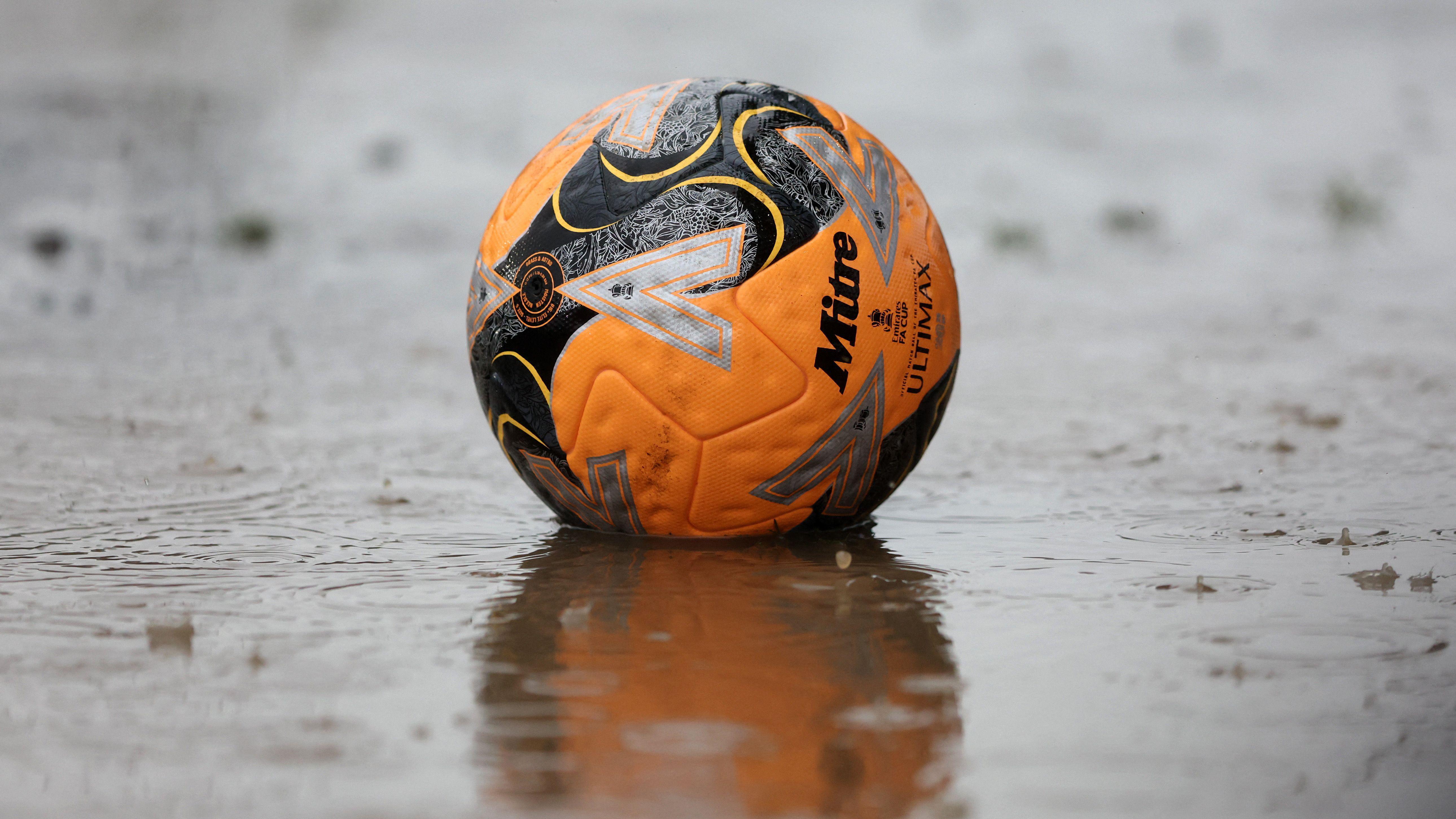 'Šmek prošlih vremena': Grimzbi i Vulfsi plesali po kaljuzi - u fotografijama 13 Lopta