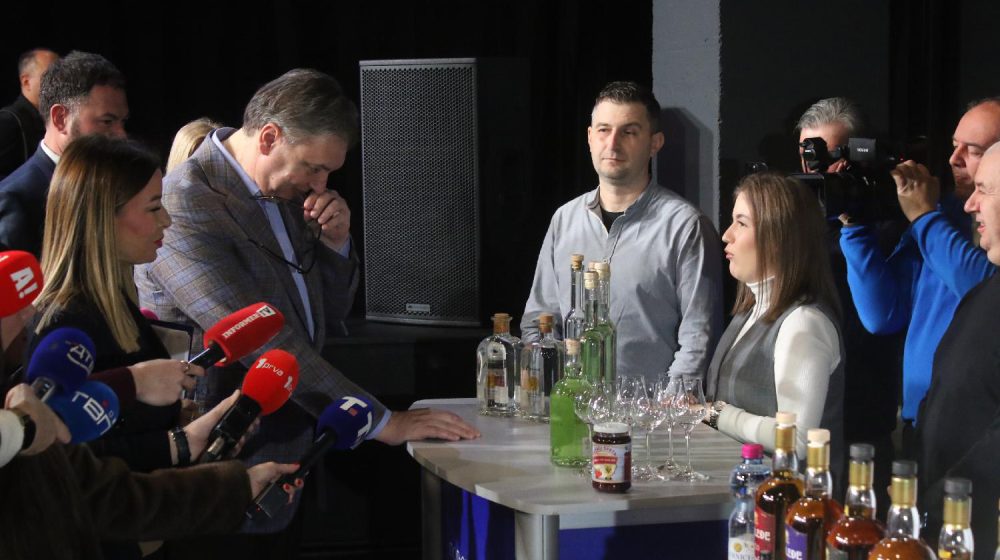 Vučić: Izvoz 15 do 30 miliona boca godišnje u Kinu bio bi spas za domaće vinarstvo, za nižu cenu flaša potrebna i niža cena gasa 8