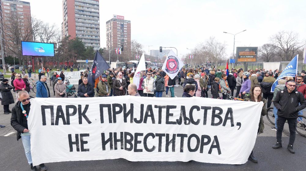 Beograđani okupljeni kod ograde budućeg gradilišta akvarijuma, policija sprečava prilazak 10