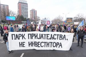 Beograđani okupljeni kod ograde budućeg gradilišta akvarijuma, policija sprečava prilazak 21 Beograđani okupljeni kod ograde budućeg gradilišta akvarijuma, policija sprečava prilazak 13