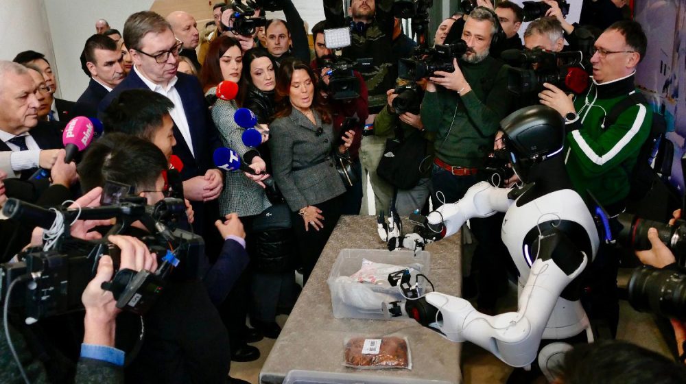 Vučić na prezentaciji robota kineske kompanije AGIBOT Innovation 9