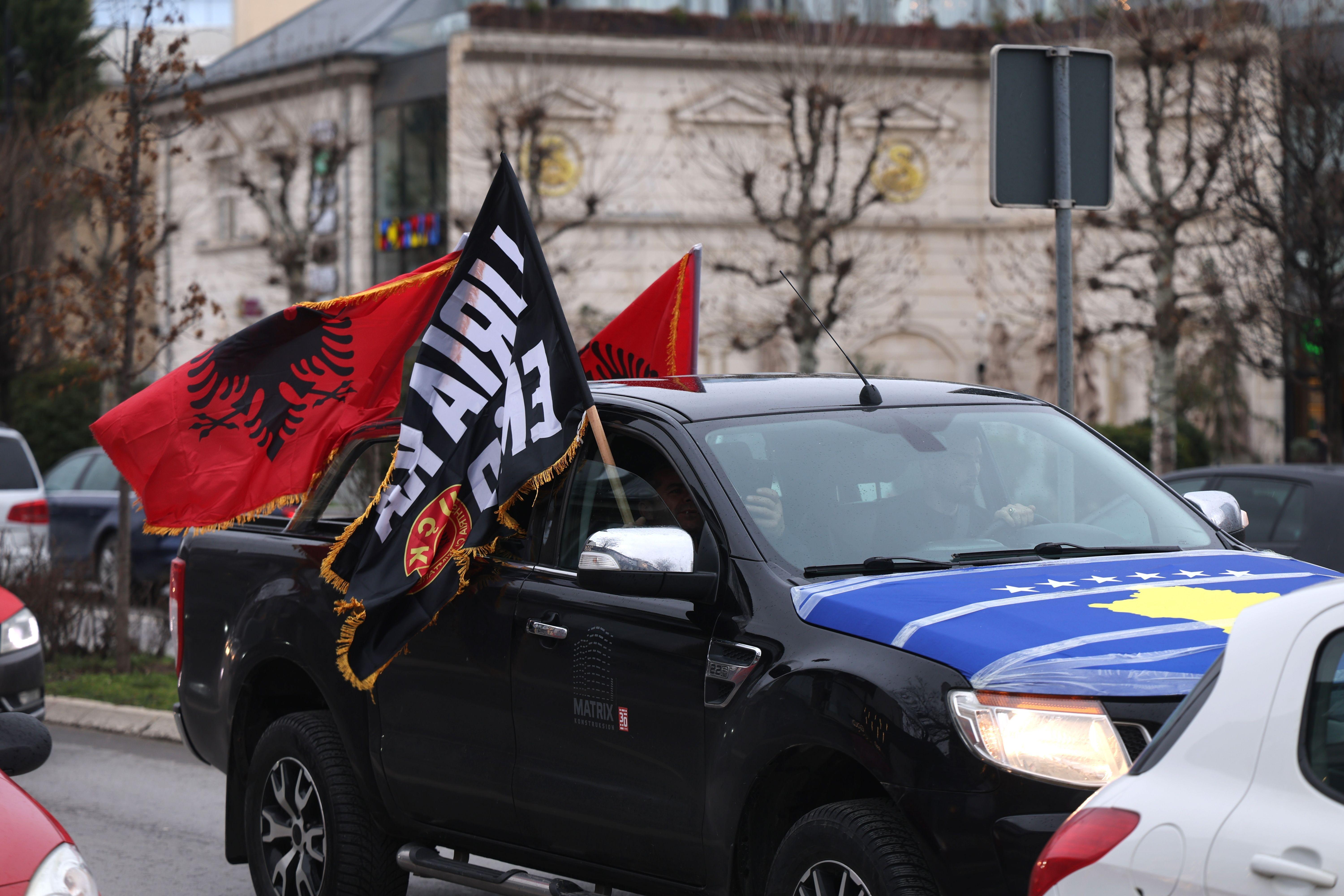 Proslava punoletstva nezavisnog Kosova i podrška vođama OVK 7 automobil na kojem su zastave albanije, kosova i OVK