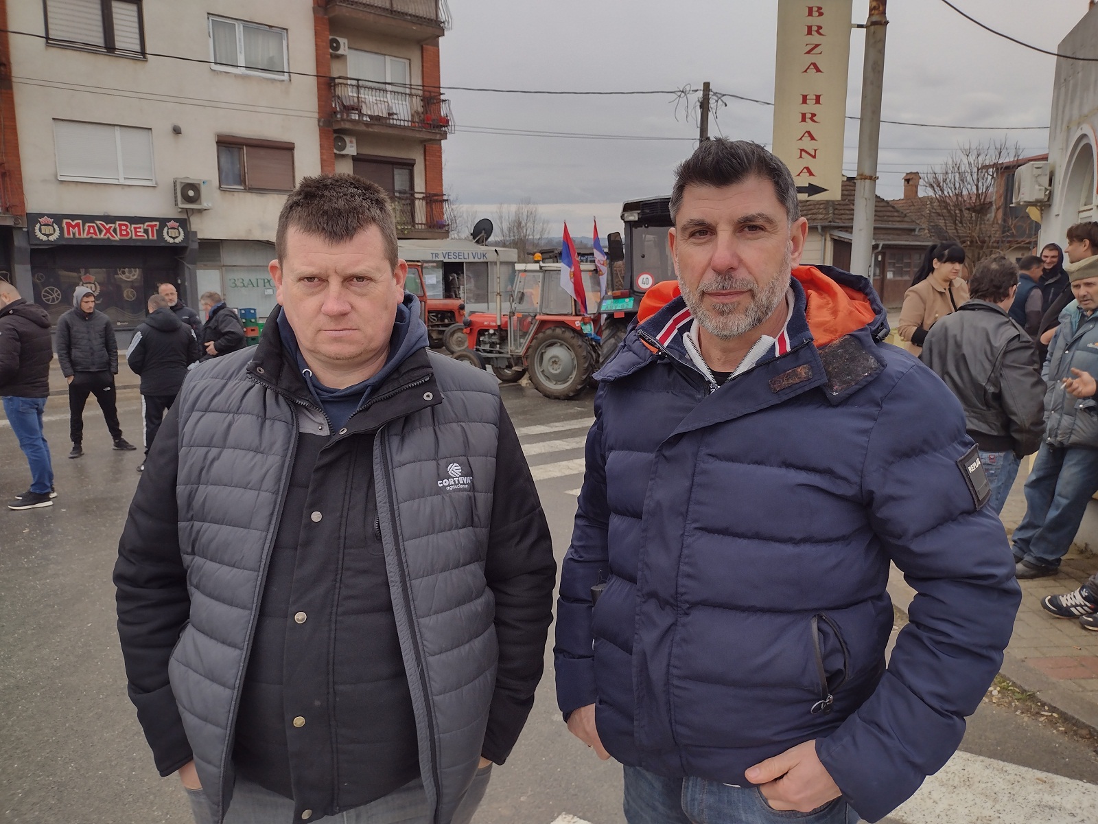 Da je ovo normalna zemlja, mi ne bismo ni bili ovde: Reporter Danasa sa poljoprivrednicima na blokadama u Šumadiji (FOTO) 11