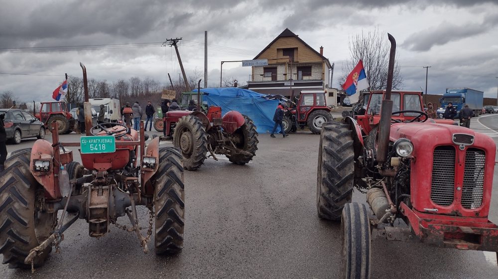 "Od Martinovića preko Glamočića sve gore i gore": Blokade poljoprivrednika na oko 80 mesta u Srbiji, policija pisala prekršajne prijave 1
