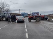 Da je ovo normalna zemlja, mi ne bismo ni bili ovde: Reporter Danasa sa poljoprivrednicima na blokadama u Šumadiji (FOTO) 13