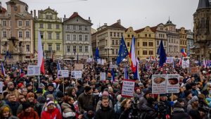 Desetine hiljada građana u Pragu izašle da podrže predsednika Pavela protiv radikala u vladi 10