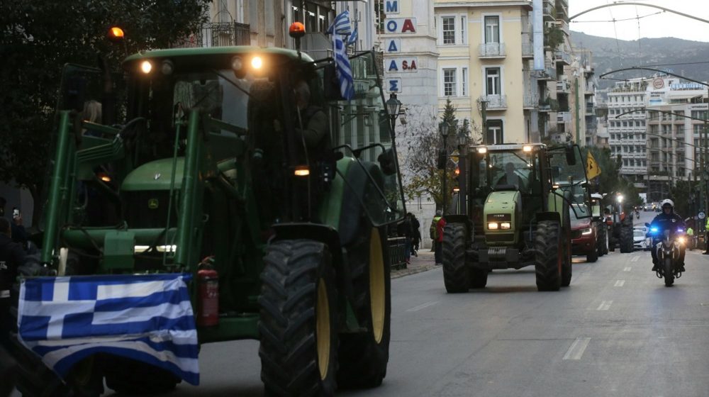 Gnevni grčki zemljoradnici protestuju preko noći sa traktorima ispred parlamenta u Atini 8