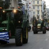 Gnevni grčki zemljoradnici protestuju preko noći sa traktorima ispred parlamenta u Atini 5