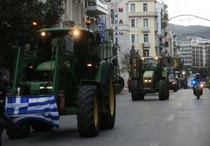 Gnevni grčki zemljoradnici protestuju preko noći sa traktorima ispred parlamenta u Atini 6