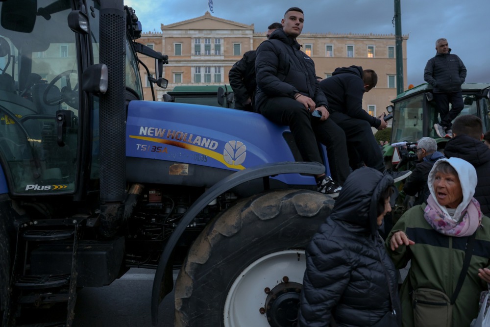Gnevni grčki zemljoradnici protestuju preko noći sa traktorima ispred parlamenta u Atini 2 Gnevni grčki zemljoradnici protestuju preko noći sa traktorima ispred parlamenta u Atini 2