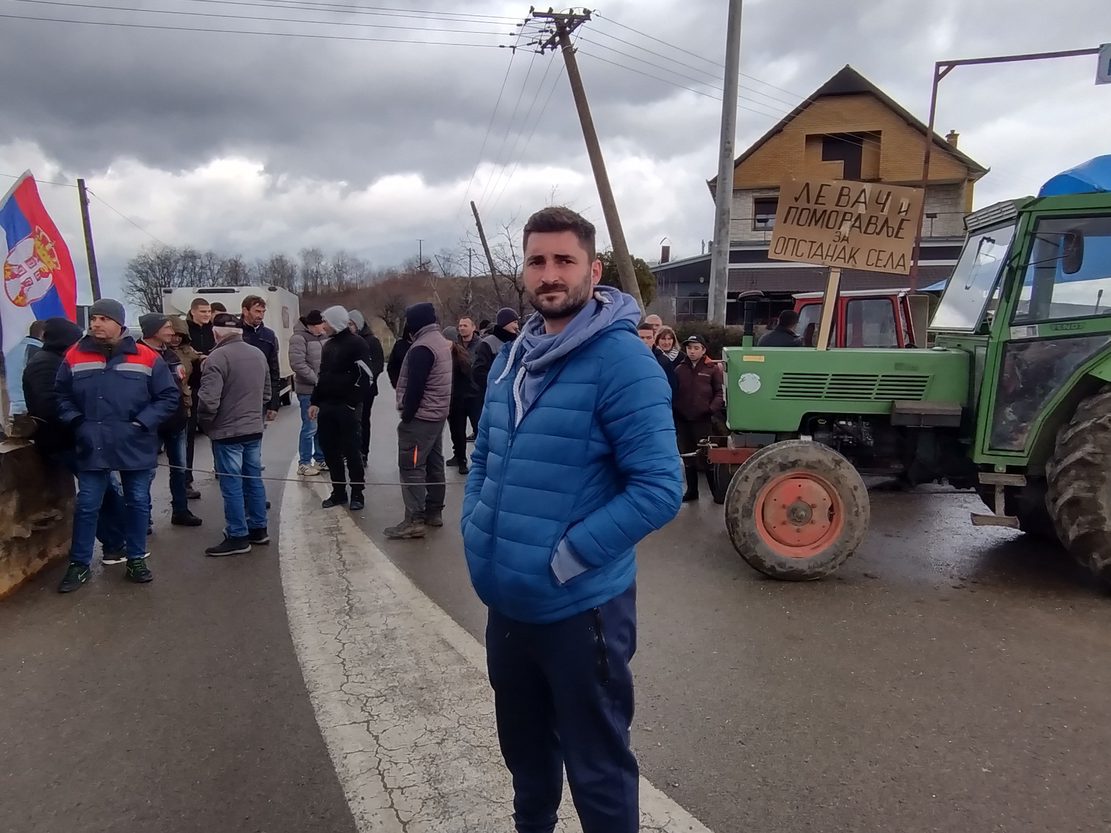 Da je ovo normalna zemlja, mi ne bismo ni bili ovde: Reporter Danasa sa poljoprivrednicima na blokadama u Šumadiji (FOTO) 15