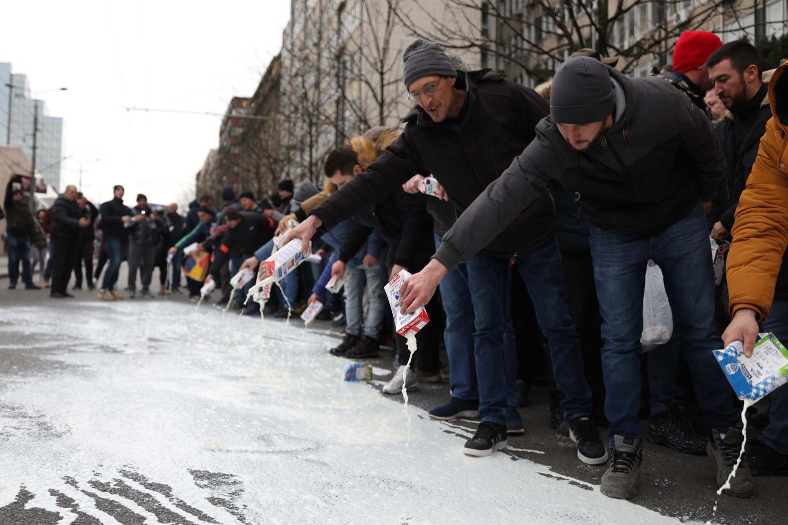 Proizvođači mleka blokirali Ibarsku magistralu, traže zaštitu domaćeg mleka (FOTO, VIDEO) 2 Proizvođači mleka blokirali Ibarsku magistralu, traže zaštitu domaćeg mleka (FOTO, VIDEO) 2