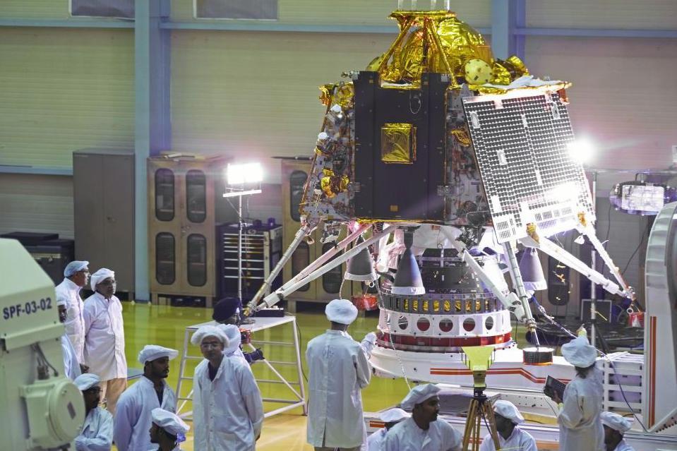 Nekoliko naučnika stoji pored modula za sletanje letelice Čandrajan-2 u sedištu indijskog svemirskog programa u Bangaloru