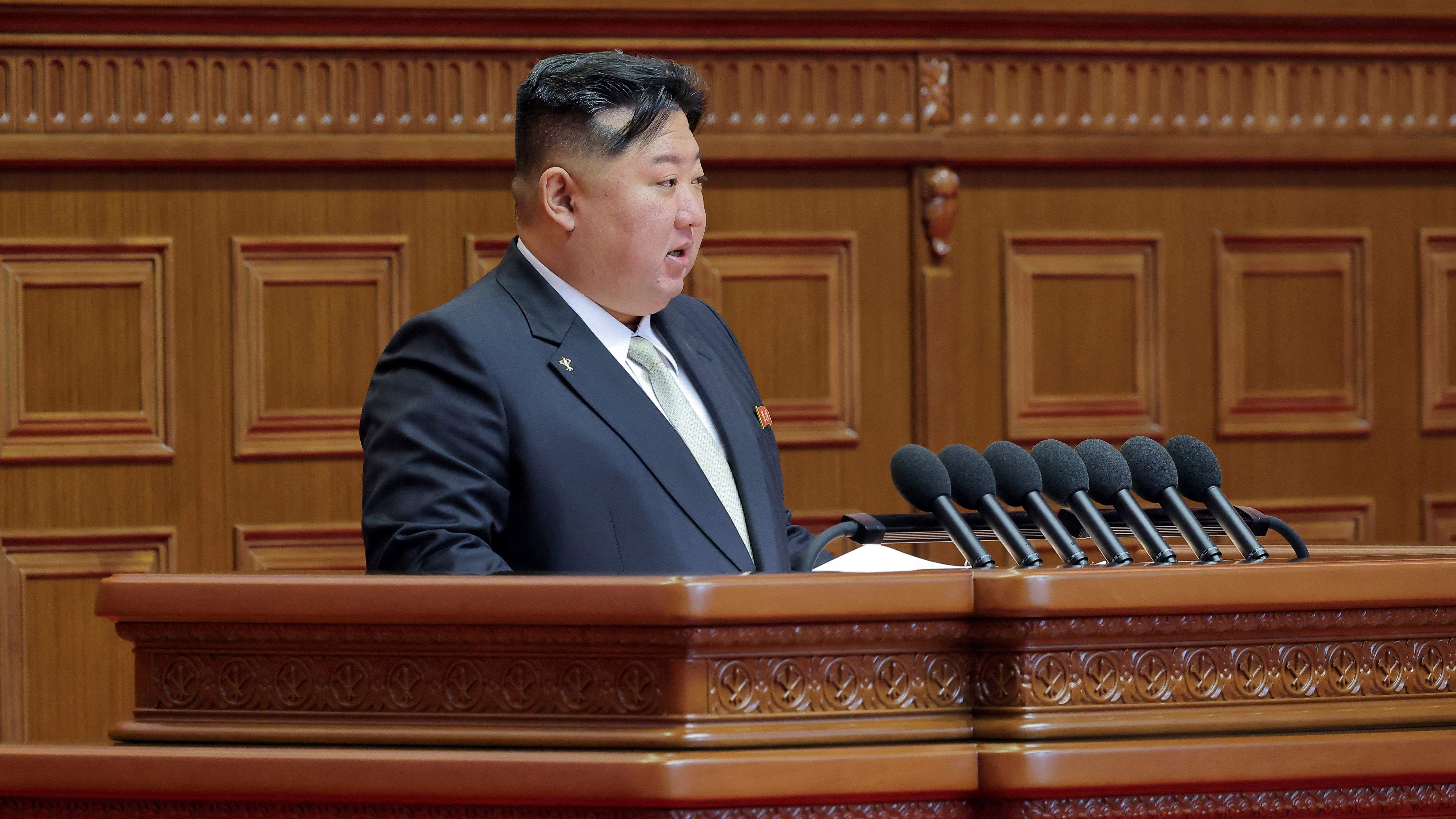 Kim Džong Un za govornicom, nosi tamno odelo 