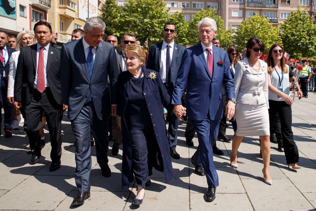 Tužilaštvo u Hagu traži 45 godina zatvora za Tačija, on tvrdi: 'Nevin sam' 2 Hašim Tači, Bil Klinton i Medlin Olbratjt