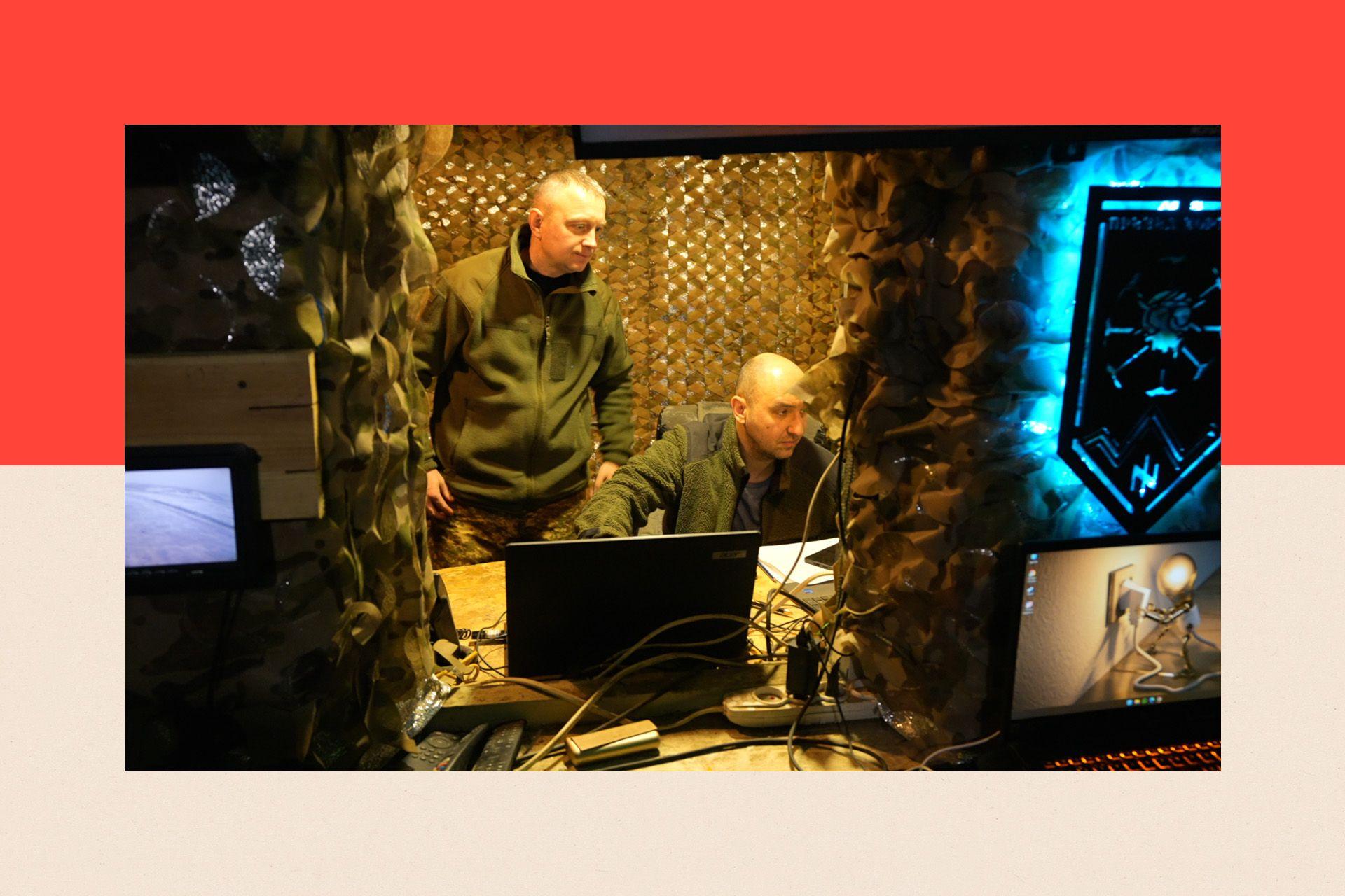 Ukrajina i dalje pruža otpor i ne deluje kao da je blizu poraza: BBC urednik 4 dva vojnika u kontrolnoj sobi za pilotiranje dronovima