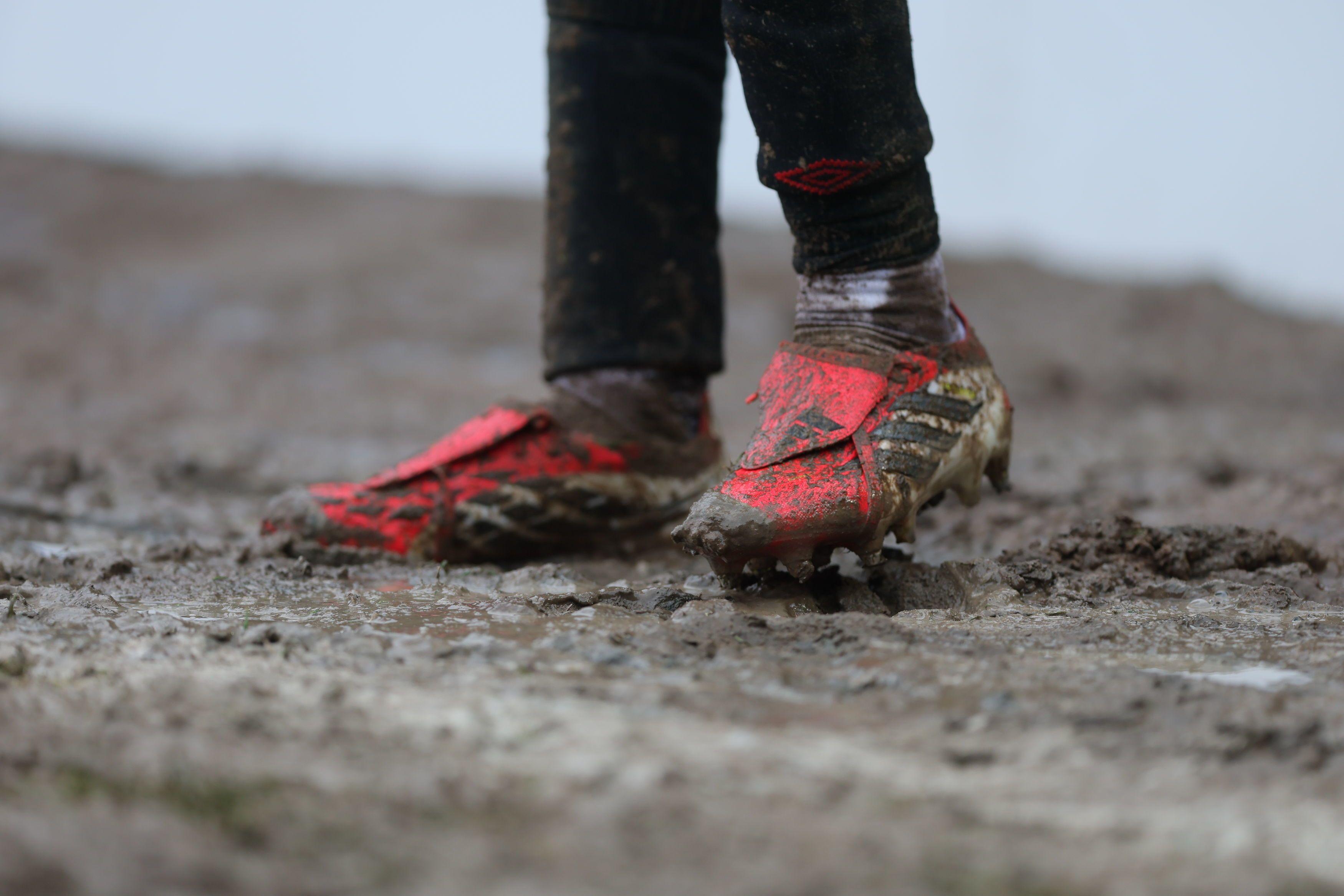 'Šmek prošlih vremena': Grimzbi i Vulfsi plesali po kaljuzi - u fotografijama 5 kopačke u blatu