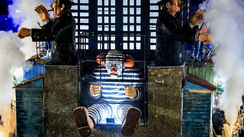 Završen karneval u Riju uz šarenilo, hiljade plesača i političke kontroverze 5 Bolsonara je škola Akademikos de Niteroj prikazala kao klovna Bozoa iza rešetaka