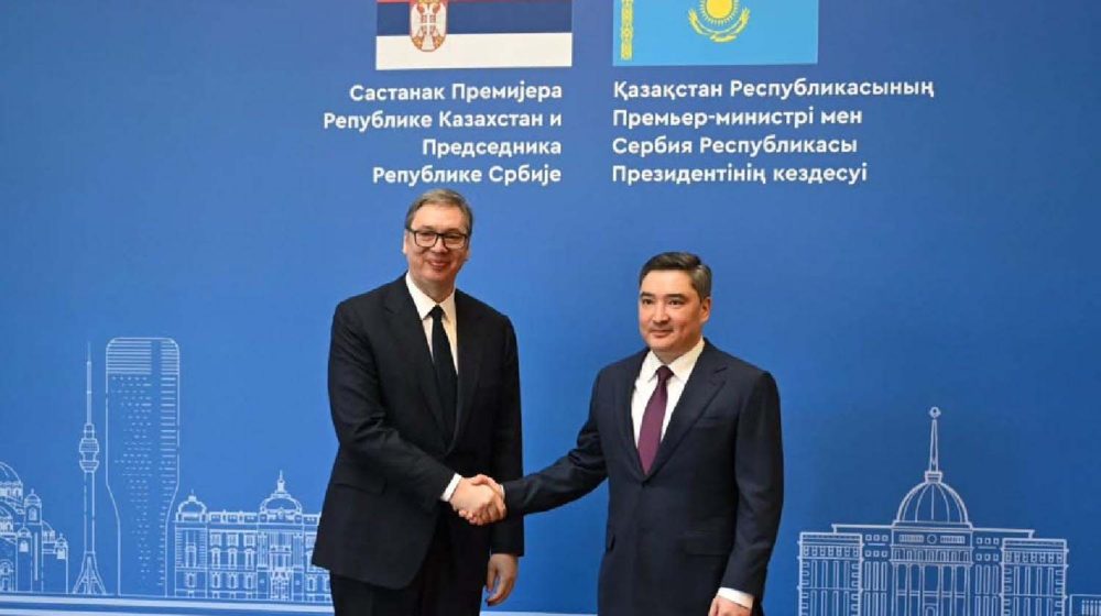 Vučić sa premijerom Kazahstana obišao izložbu u vojnoj fabrici 1