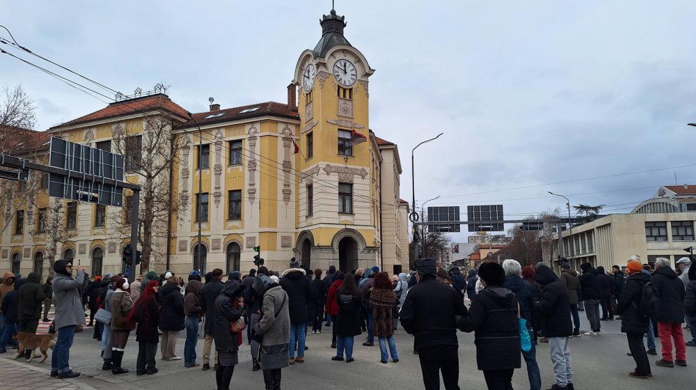 Hitno okupljanje studenata i građana u Nišu zbog "brutalnih incidenata ispred Pravnog fakulteta u Beogradu" 1