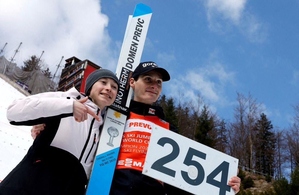 domen prevc, Slovenac Domen Prevc pozira sa njegovom sestrom Nikom nakon što je postavio novi svetski rekord u muškoj pojedinačnoj konkurenciji