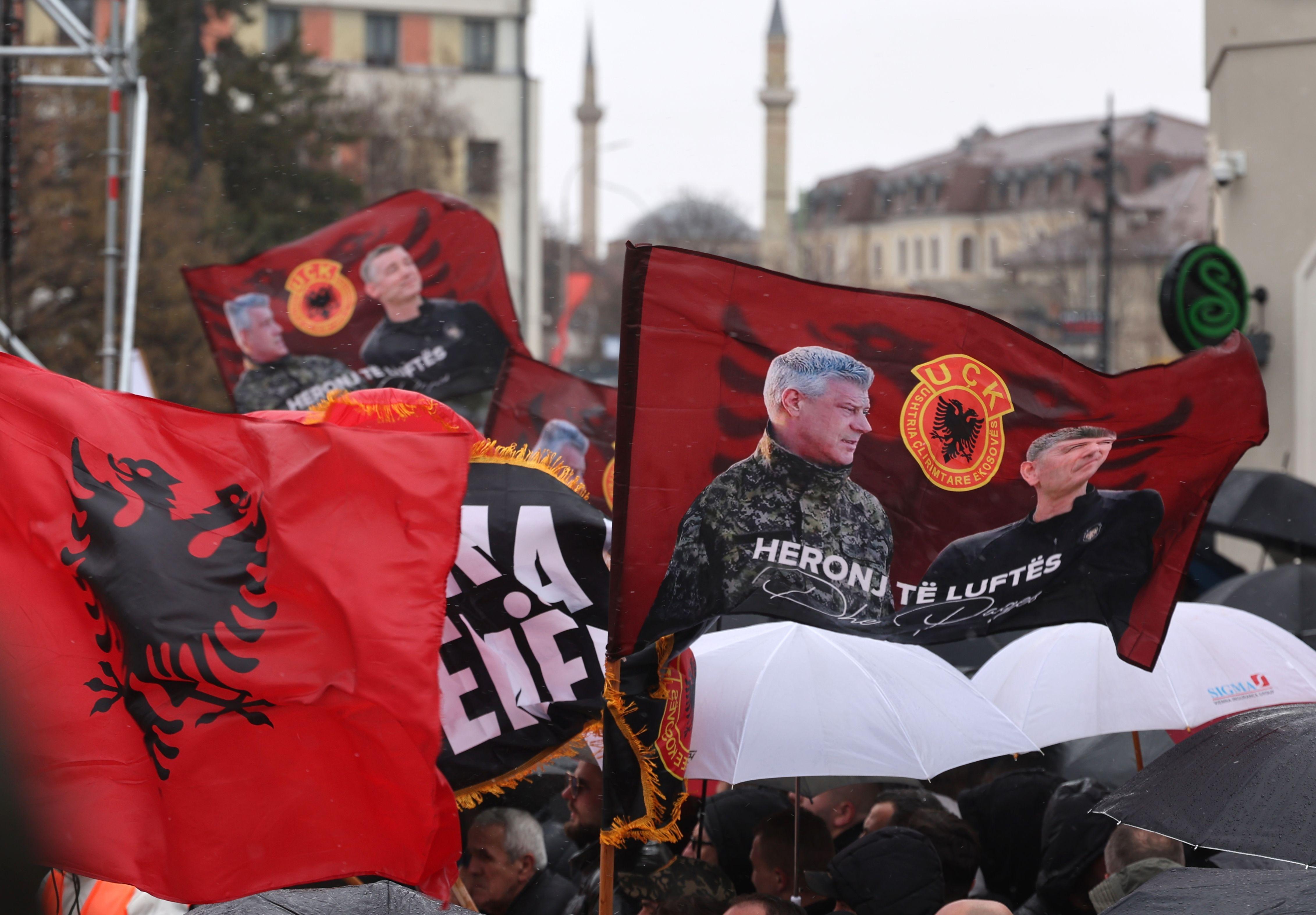 Proslava punoletstva nezavisnog Kosova i podrška vođama OVK 8 zastave sa likom Hašima Tačija u Prištini