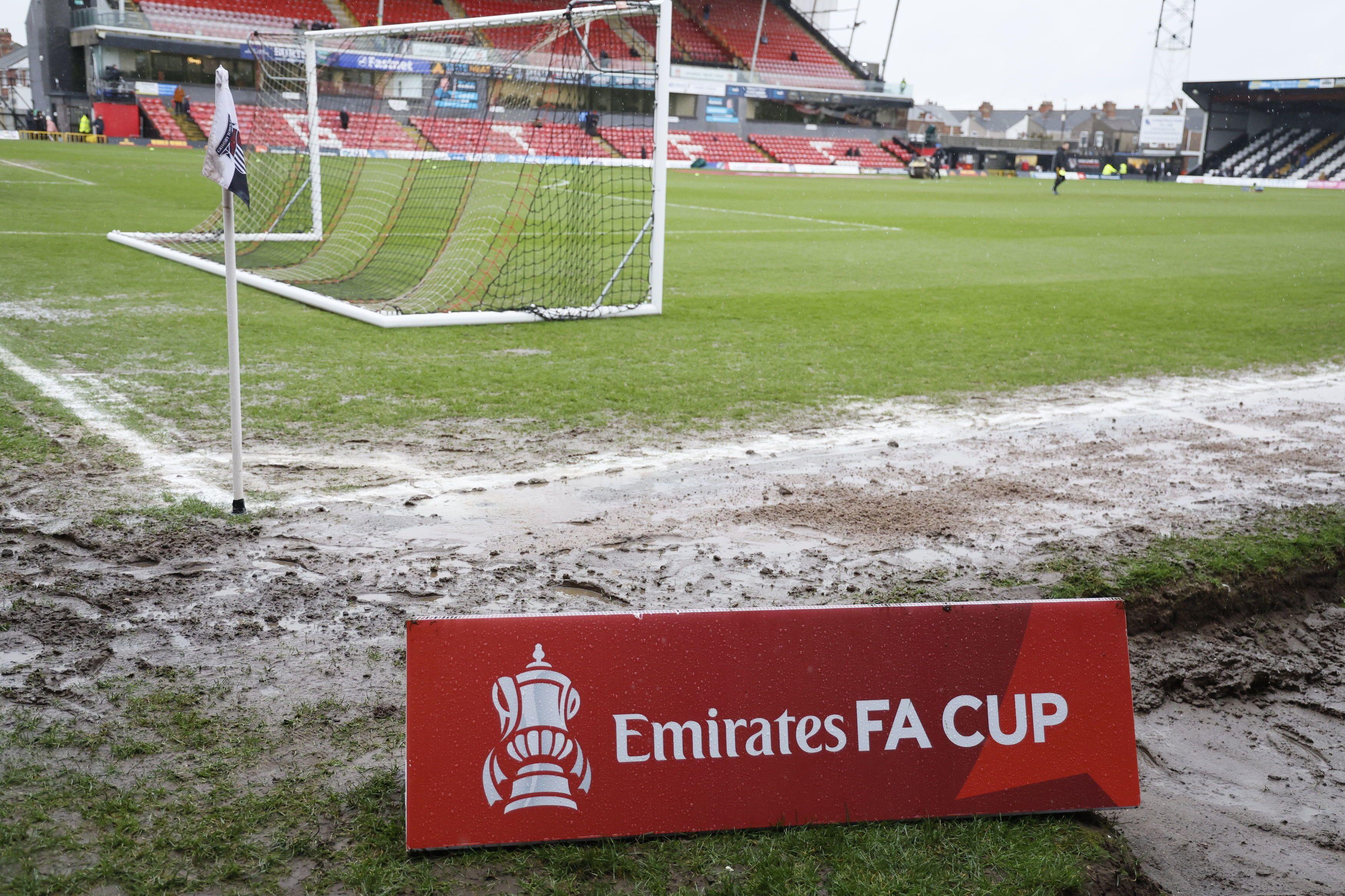 'Šmek prošlih vremena': Grimzbi i Vulfsi plesali po kaljuzi - u fotografijama 9 kup utakmica u engleskoj po blatu