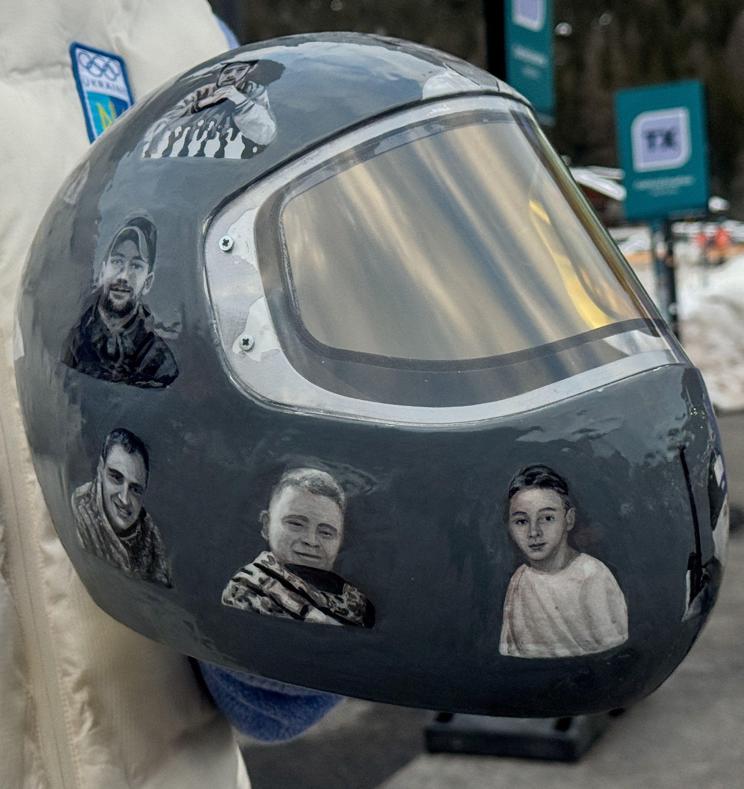 Vladislav Geraskevič nosi kacigu sa slikama poginulih u ratu u Ukrajini na stazi za skeleton u Kortini, u Italiji, na Zimskim olimpijskim igrama