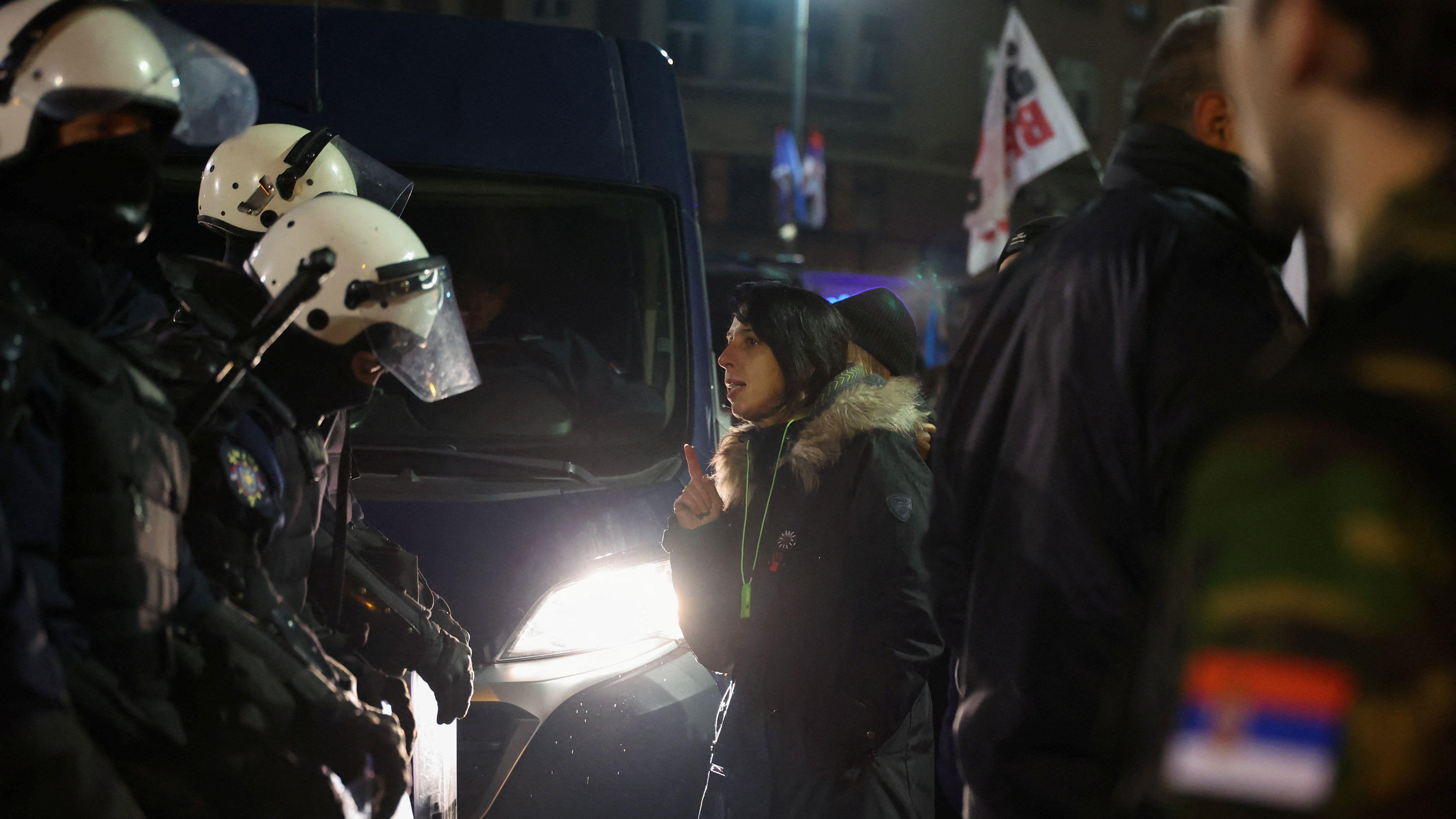 Grupa antivladinih demonstranata protestovala je ispred Srpskog narodnog pozorišta gde je državni vrh obeležavao dva veka Matice Srpske - policijski kordon je stajao između njih i pristalica vlasti